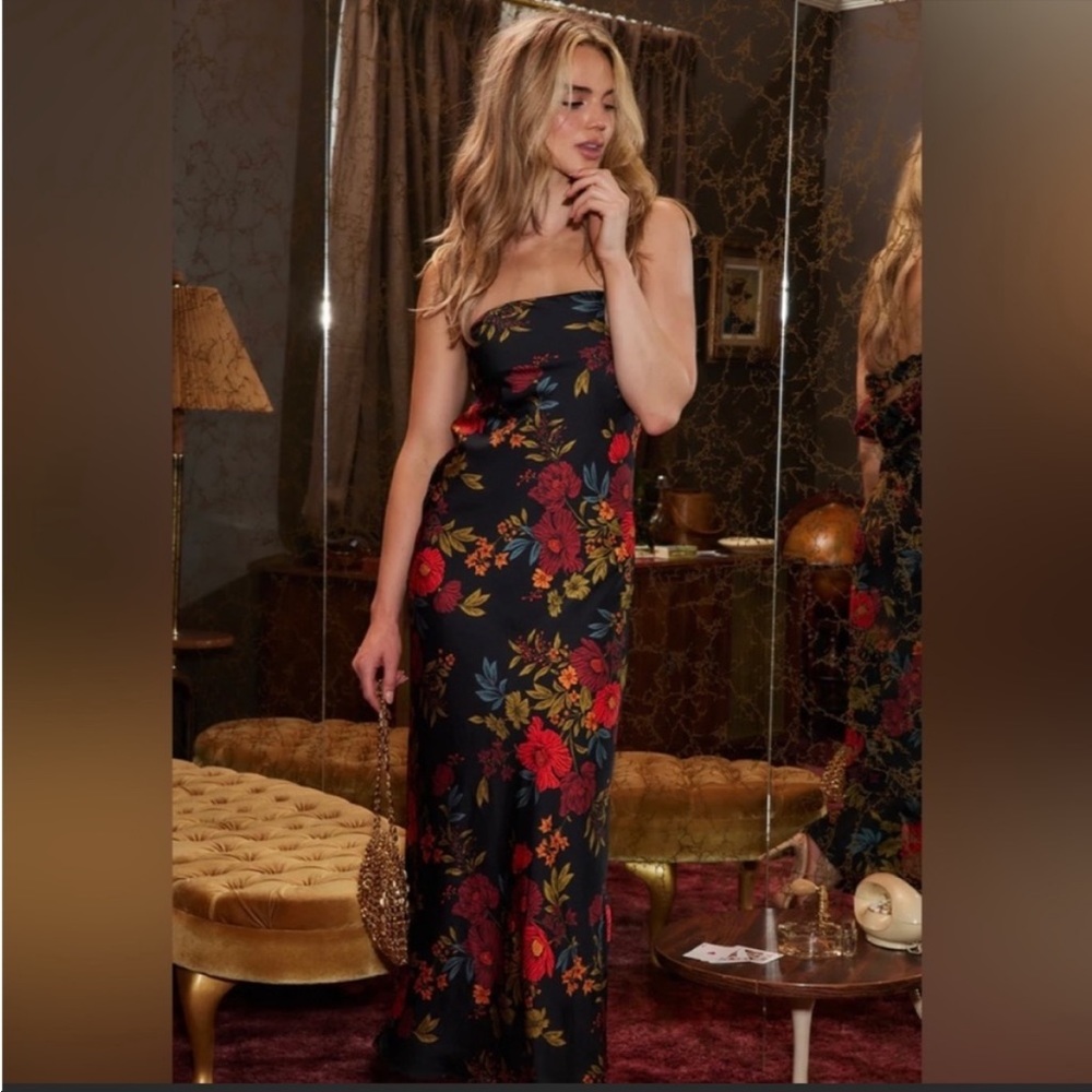 Floral strapless satin dress 🥀